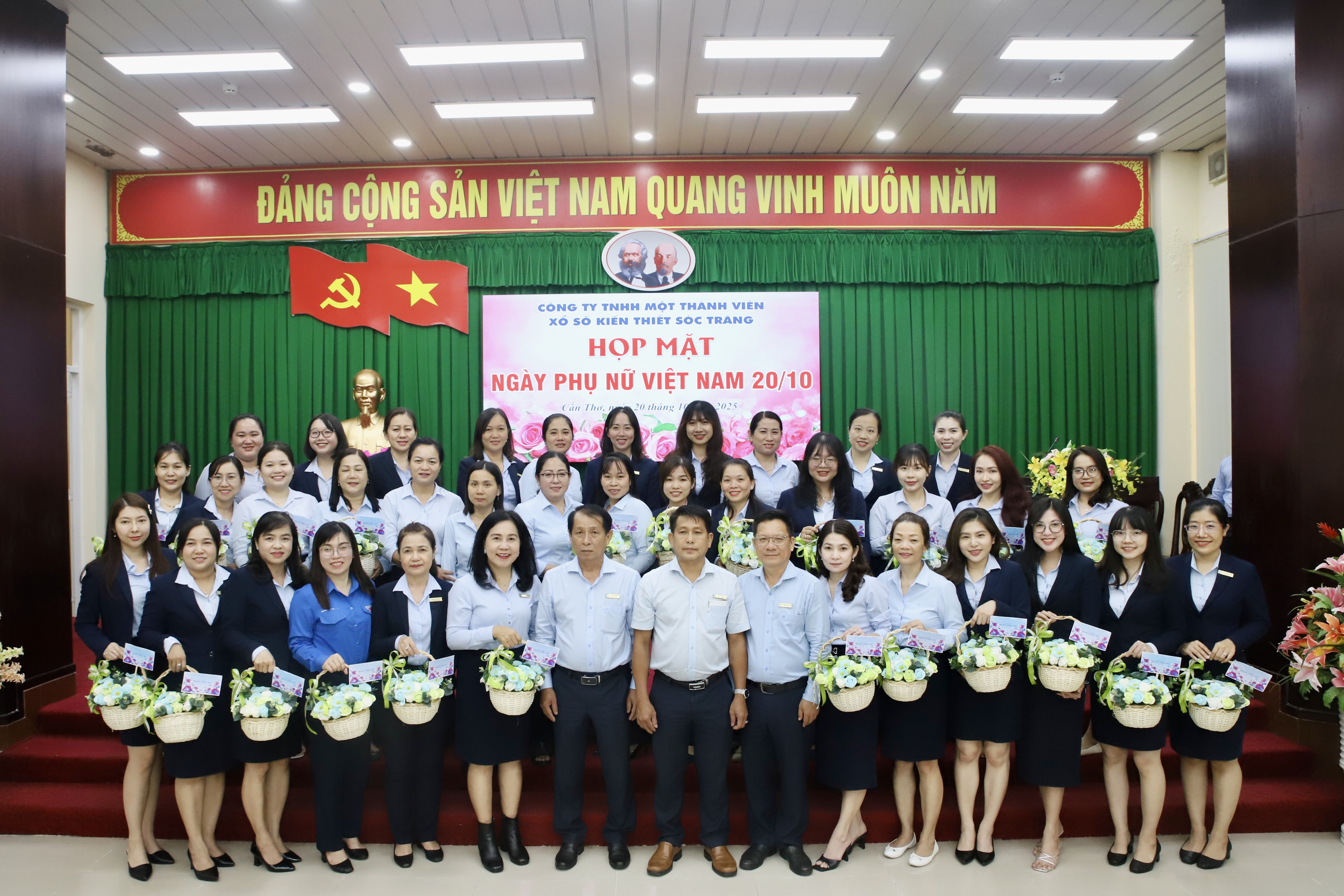 CÔNG TY XỔ SỐ KIẾN THIẾT SÓC TRĂNG TỔ CHỨC HỌP MẶT VÀ TRAO GIẢI CÁC HỘI THI CHÀO MỪNG NGÀY PHỤ NỮ VIỆT NAM 20/10