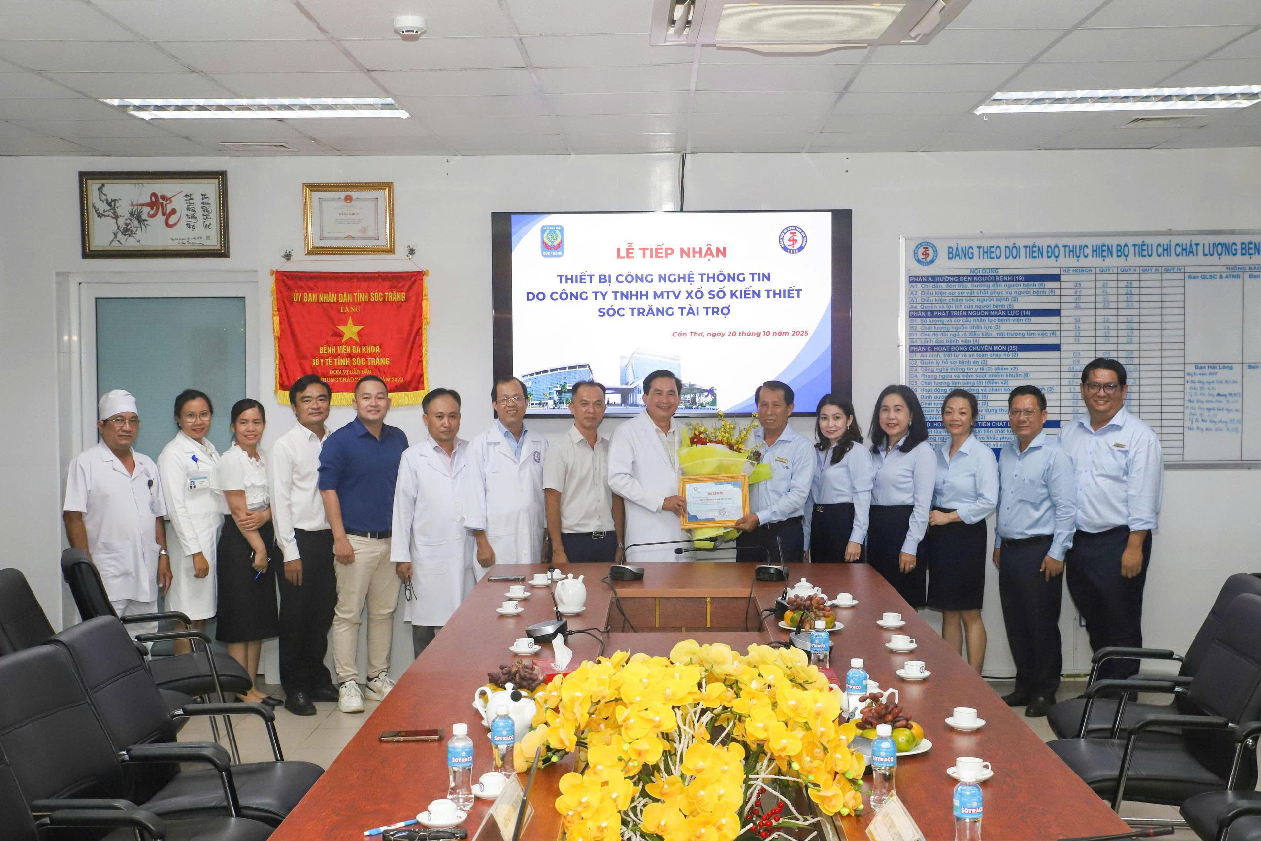 CÔNG TY TNHH MTV XỔ SỐ KIẾN THIẾT SÓC TRĂNG TRAO TẶNG THIẾT BỊ CÔNG NGHỆ THÔNG TIN CHO BỆNH VIỆN ĐA KHOA TỈNH SÓC TRĂNG